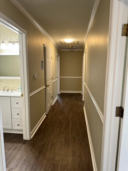 More Photos Of 1031 S Main St, Woodstock Medical For Sale