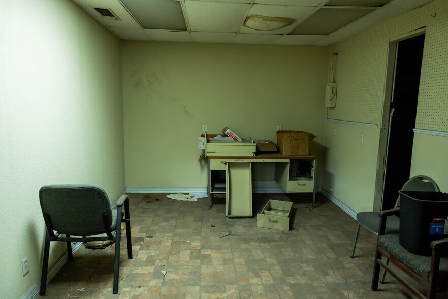 More Photos Of 1630 N Interstate 35 E, Lancaster Flex For Sale