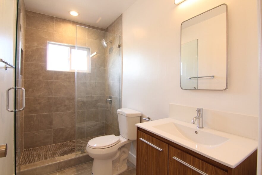 More Photos Of 561 N Sweetzer Ave, Los Angeles Apartments For Sale