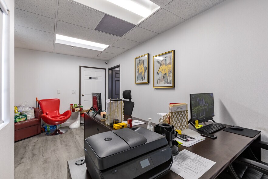 More Photos Of 11712 Moorpark St, Studio City Loft Creative Space For Lease