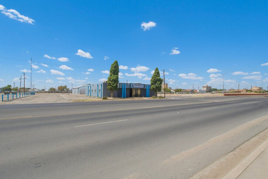 More Photos Of 300-305 S Grant Ave, Odessa Warehouse For Sale