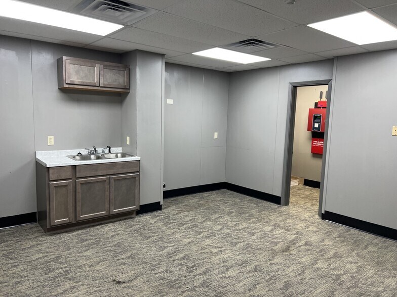 More Photos Of 1910 W Cardinal Dr, Beaumont Industrial For Lease