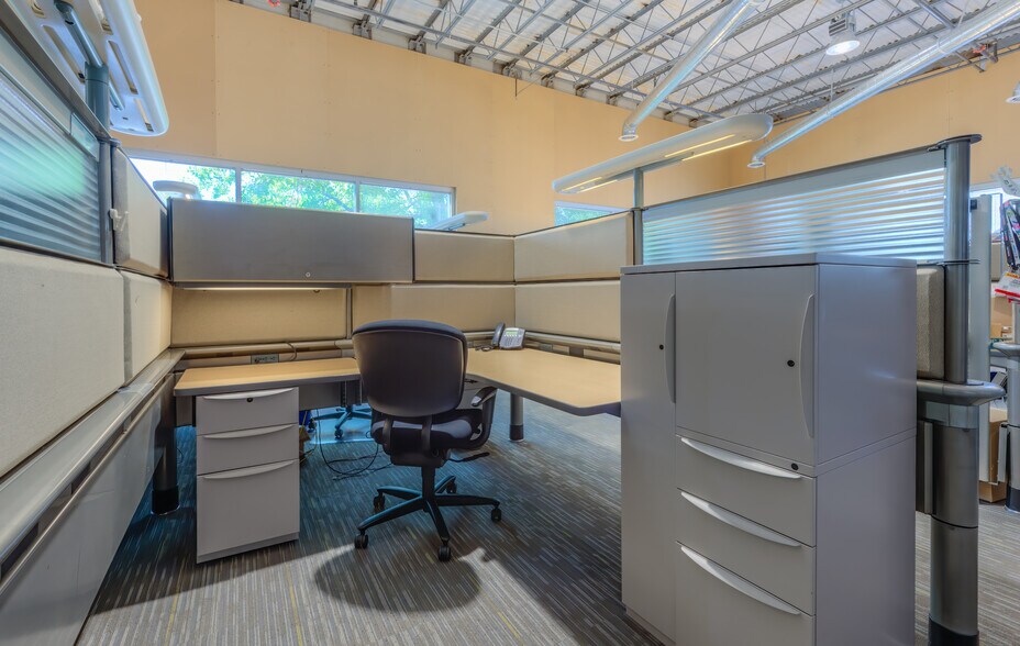 More Photos Of 2011 Cherry St, Louisville Light Manufacturing For Lease