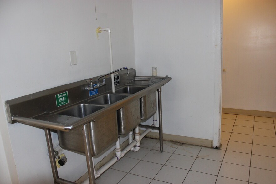 More Photos Of 259 W Washington St, Bristol General Retail For Lease