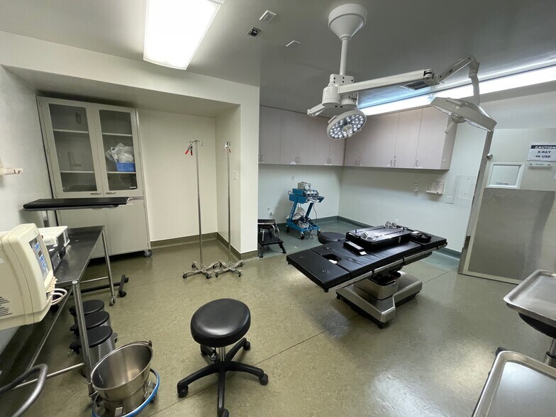 More Photos Of 10866 Riverside Dr, North Hollywood Hospital For Lease