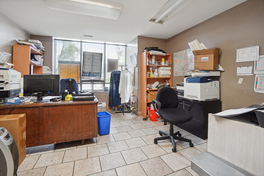 More Photos Of 9820 Boul Ray-Lawson, Montréal Warehouse For Sale