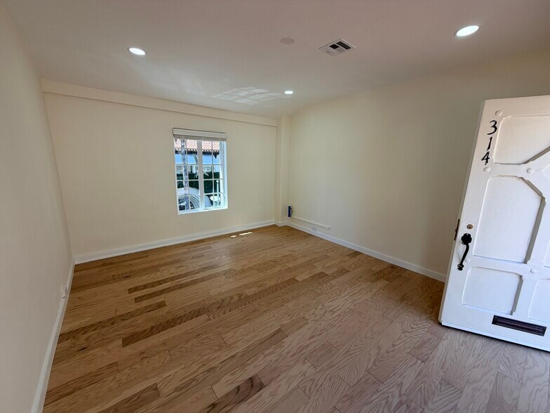 More Photos Of 9528-9546 Brighton Way, Beverly Hills Storefront Retail Office For Lease