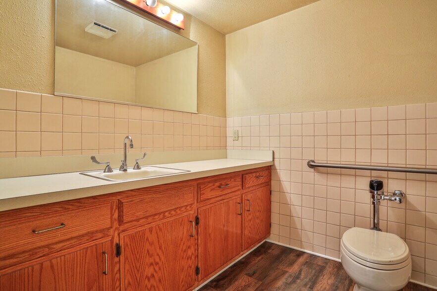 More Photos Of 11930 Goldring Rd, Arcadia Light Distribution For Sale