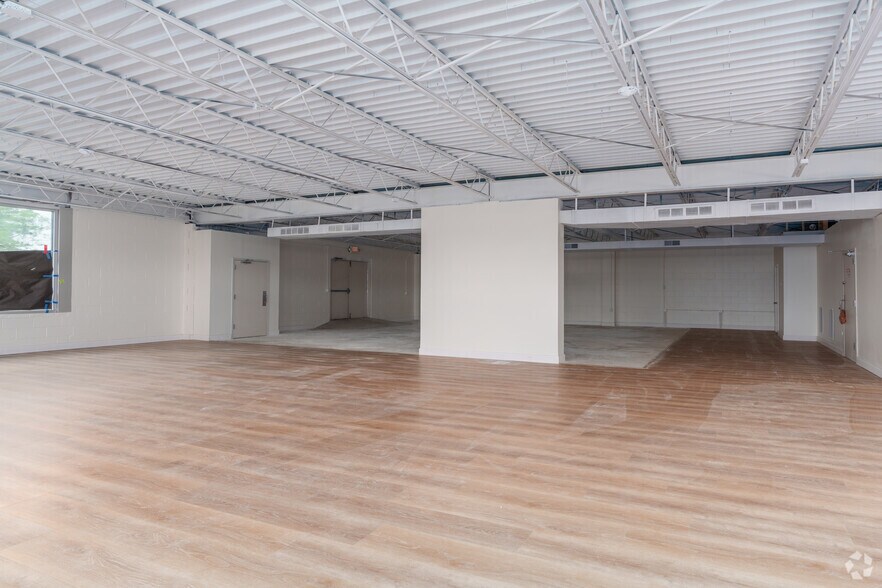 More Photos Of 1560 Veterans Memorial Pkwy, Saint Charles Unknown For Lease
