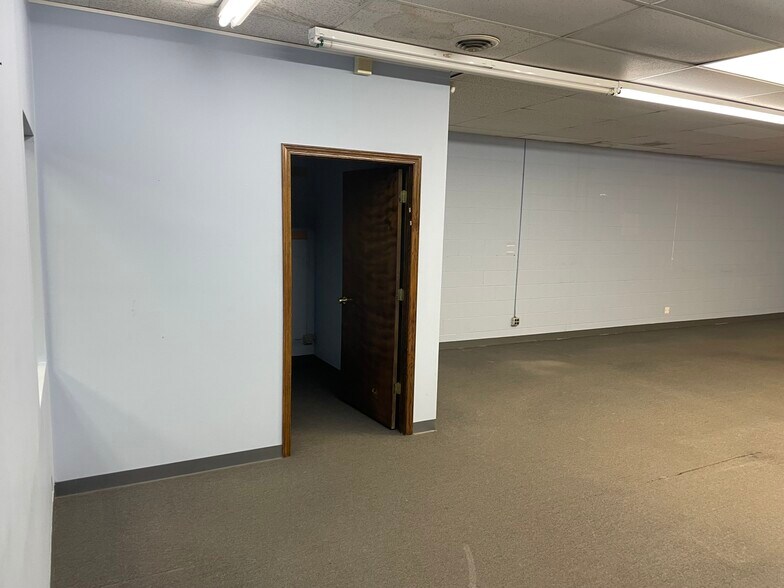More Photos Of 3841 Oakton St, Skokie Storefront Retail Office For Lease
