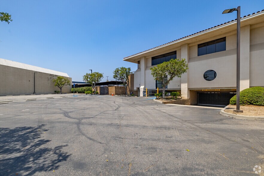 More Photos Of 2711-2717 Winona Ave, Burbank Research And Development For Sale