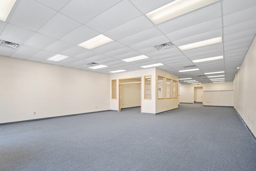 More Photos Of 5500 NW Johnston Dr, Johnston Flex For Lease