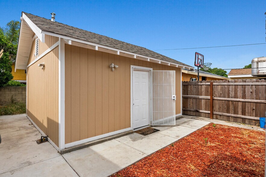 More Photos Of 1910 W Lincoln St, Long Beach Multifamily For Sale