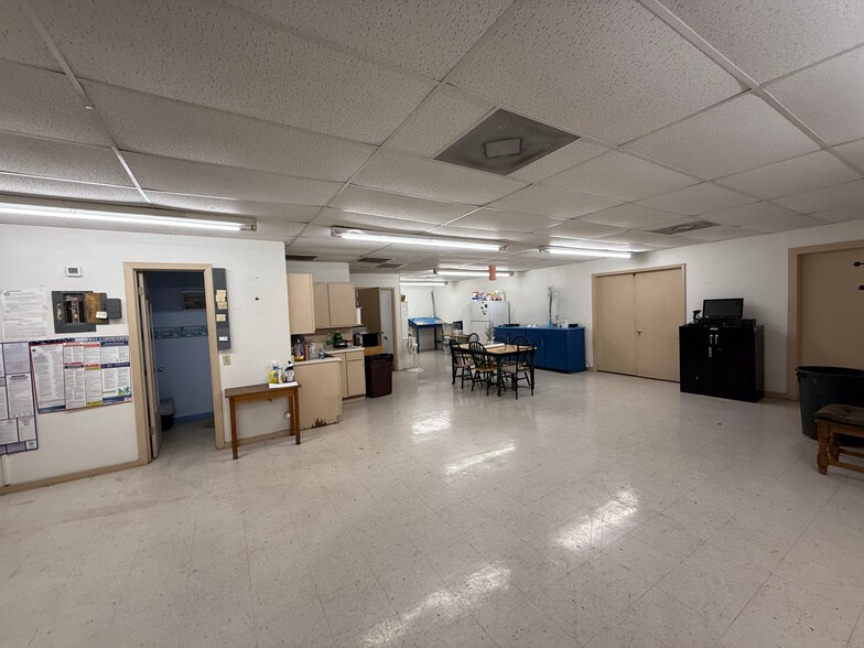 More Photos Of 306 N Wells St, Edna Office For Sale