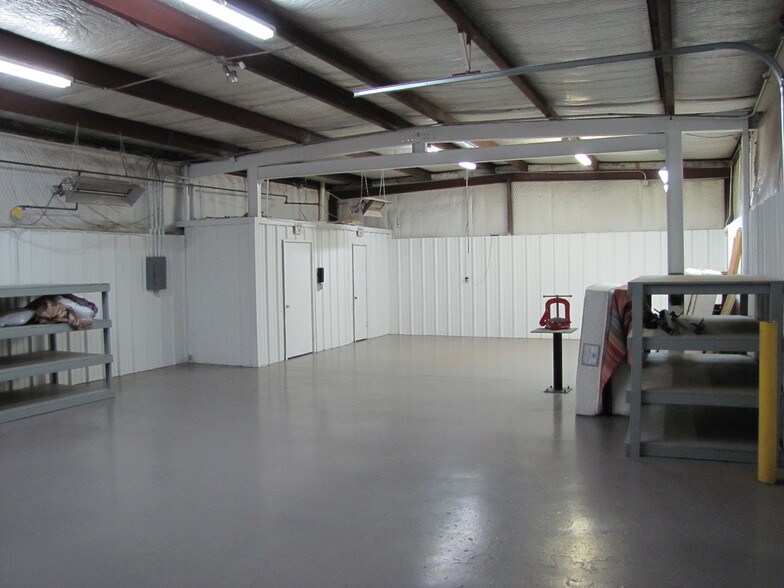 More Photos Of 2006 Kings Hwy, Snyder Service For Lease