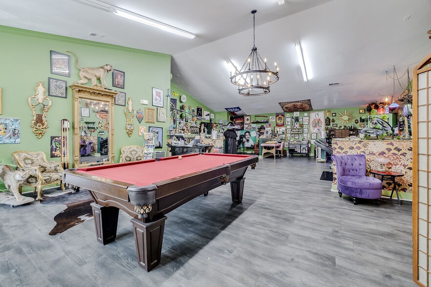 More Photos Of 302 W Victory Dr, Savannah Freestanding For Sale