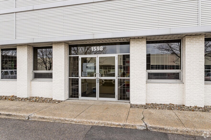 More Photos Of 1550-1600 Rue Beaulac, Montréal Distribution For Lease