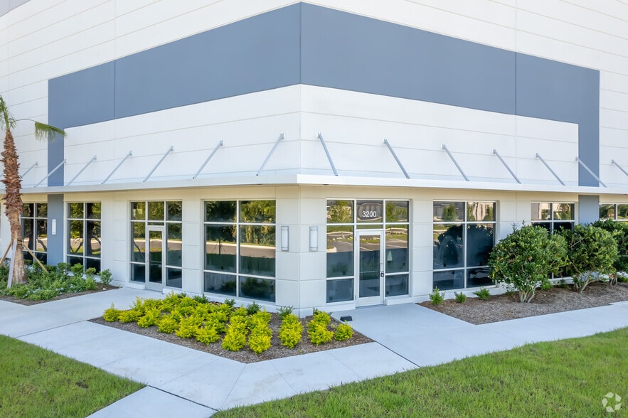 More Photos Of 5281 L B McLeod Rd, Orlando Warehouse For Lease