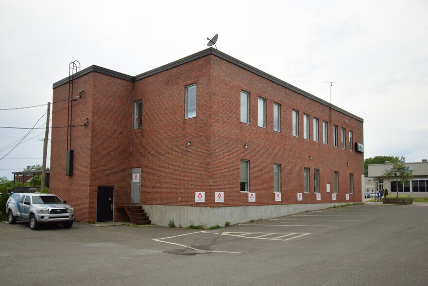 More Photos Of 424-426 Rue Principale, Granby Storefront Retail Office For Sale