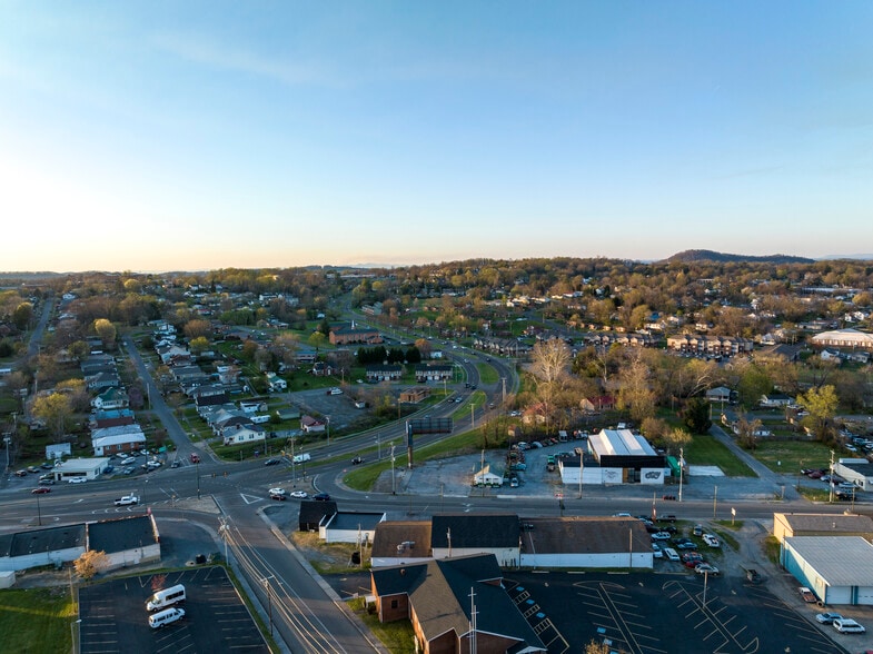 More Photos Of 525 W Market St, Johnson City Flex For Lease