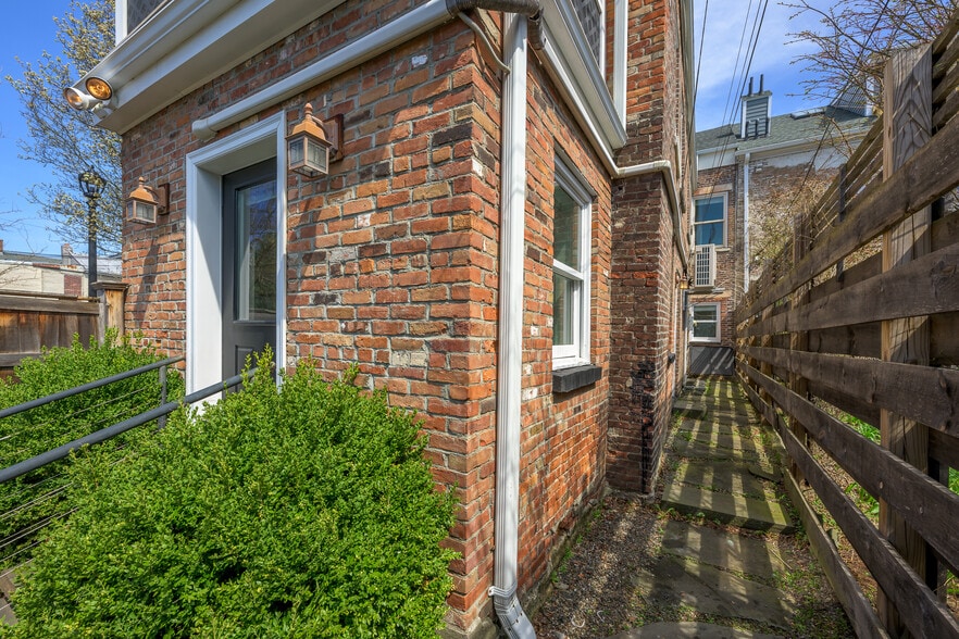 More Photos Of 237 Warren St, Hudson Storefront Retail Residential For Sale