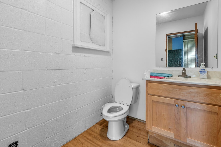 More Photos Of 444 N Holmes Ave, Indianapolis Warehouse For Sale