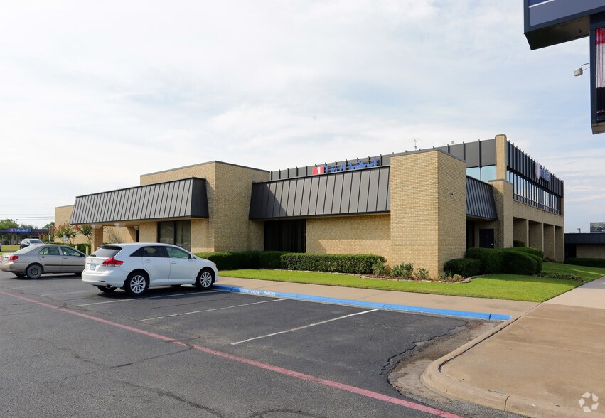 More Photos Of 2007 Texoma Pky, Sherman Unknown For Lease