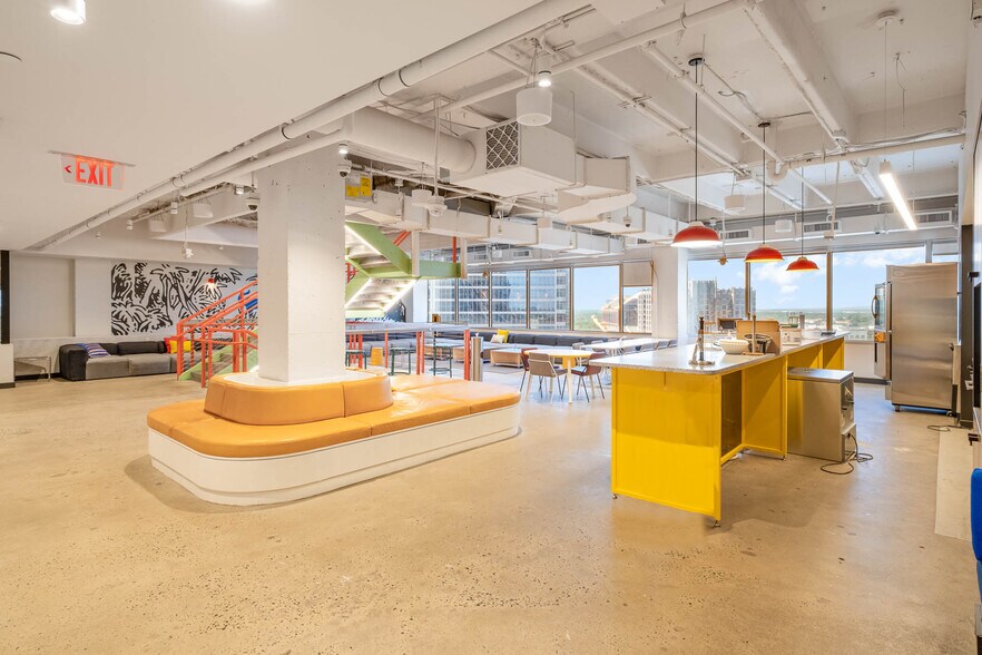 More Photos Of 128 S Tryon St, Charlotte Office For Lease
