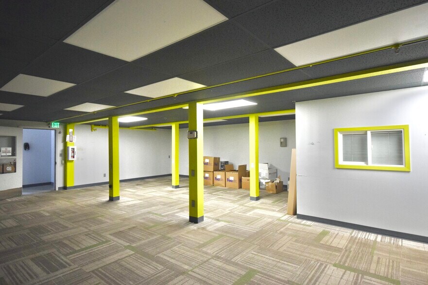 More Photos Of 2200 SE Mailwell Dr, Milwaukie Warehouse For Lease