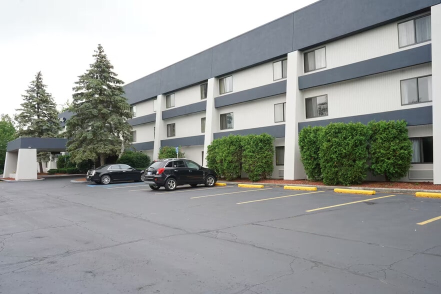 Primary Photo Of 6460 Dixie Hwy, Bridgeport Hotel For Sale