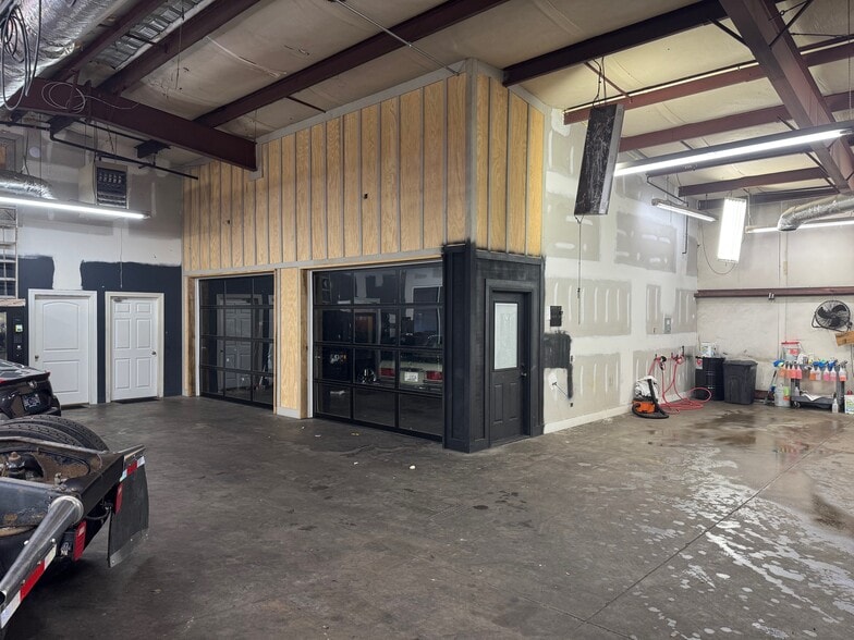 More Photos Of 2370 Covington Cv, Memphis Auto Repair For Lease