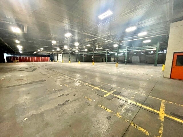 More Photos Of 2400 SW Washington St, Peoria Manufacturing For Sale