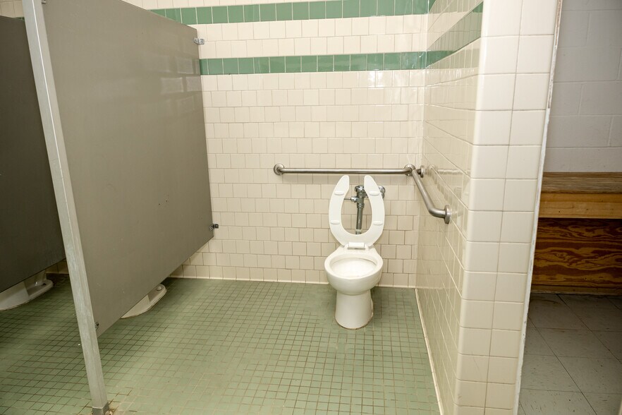 More Photos Of 626 Old River Rd, Sylvania Manufacturing For Sale