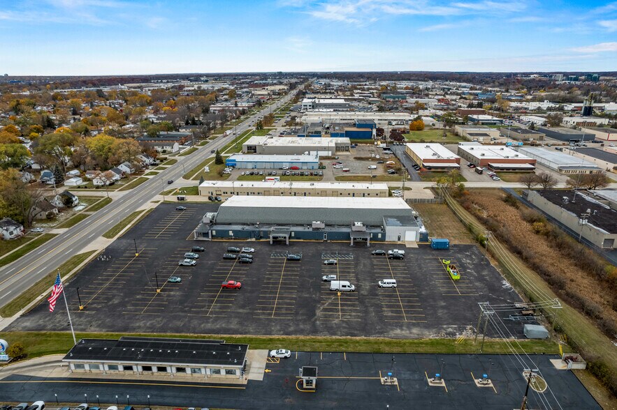 More Photos Of 400 W Maple Rd, Troy Office For Lease