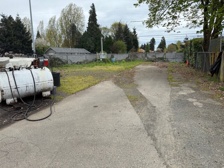 More Photos Of 3894 Roosevelt Blvd, Eugene Industrial For Sale