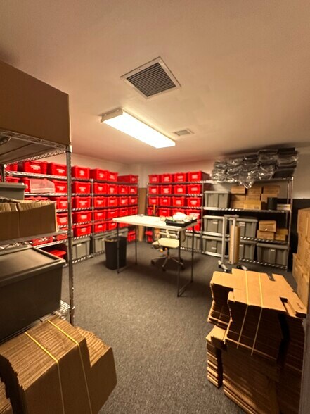 More Photos Of 1143-1147 47th Ave, Long Island City Showroom For Lease