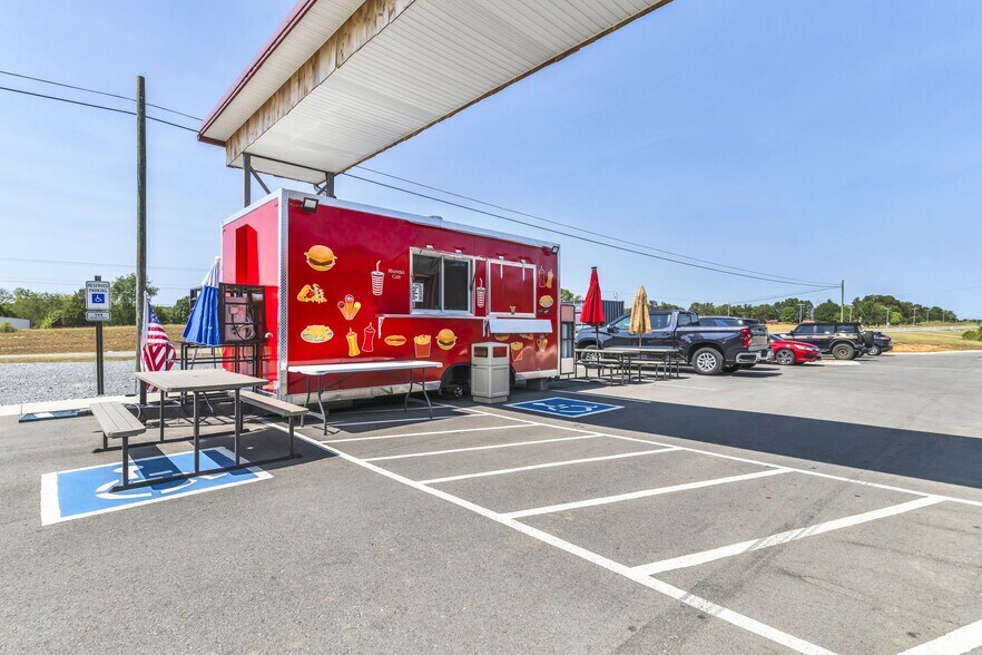 More Photos Of 2120 Old Highway 431 S, Greenbrier Freestanding For Sale