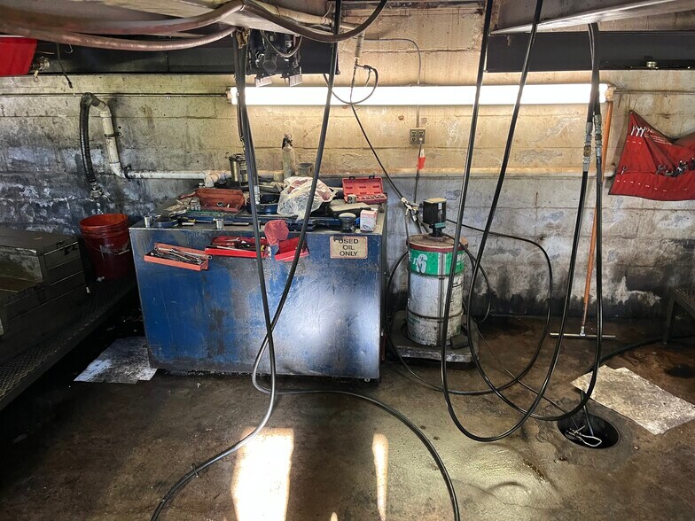 More Photos Of 1202 Cherokee St, Lindsay Auto Repair For Sale