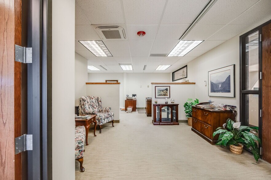 More Photos Of 21 Inverness Way E, Englewood Flex For Sale