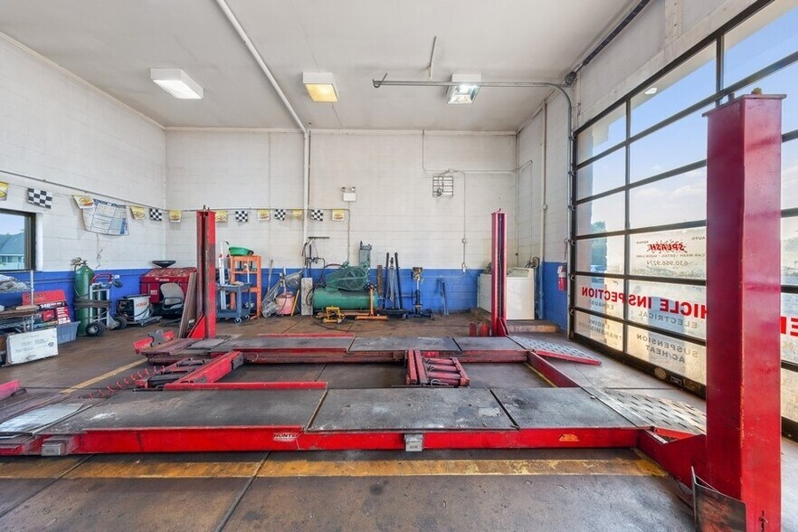 More Photos Of 18 W Merchants Dr, Montgomery Auto Repair For Sale