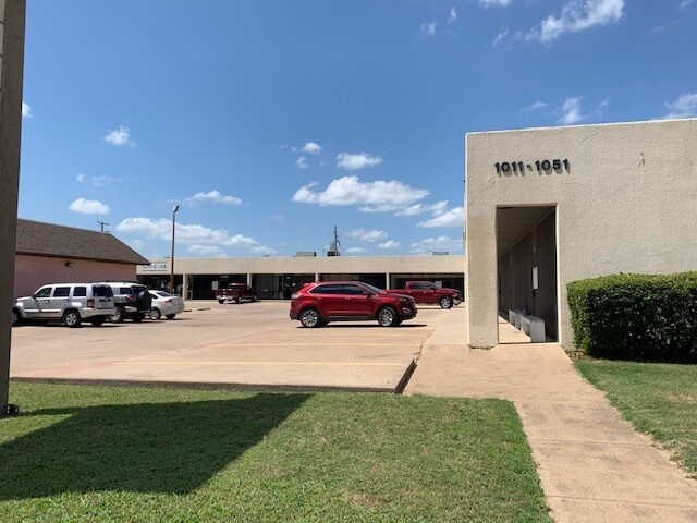 More Photos Of 1011-1051 W Abram St, Arlington Unknown For Lease