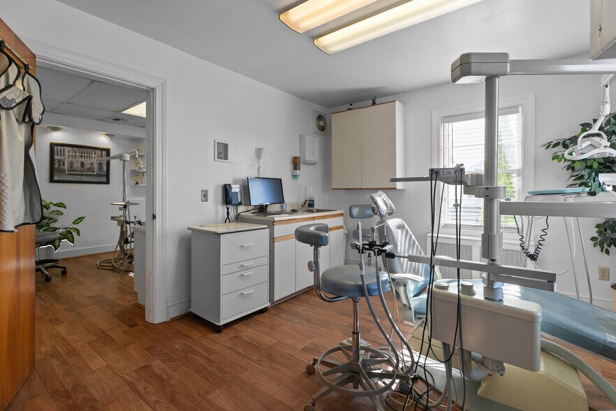 More Photos Of 74 Valley Rd, Middletown Office For Sale