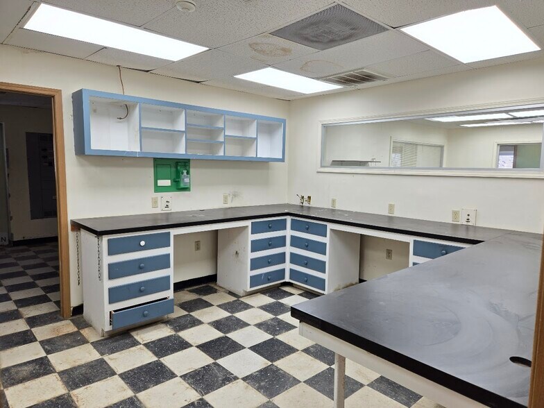 More Photos Of 111 E 5th St, Mound Valley Industrial For Sale