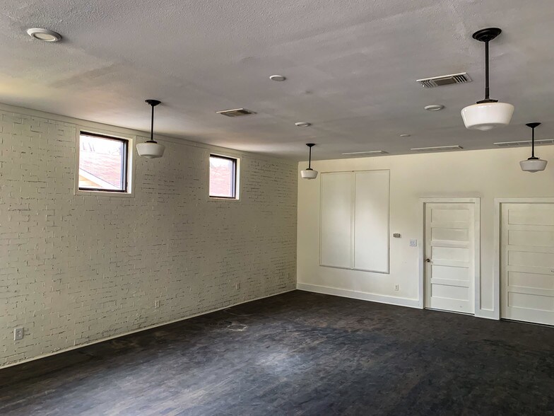 More Photos Of 1419 Oakland St, Denton Freestanding For Lease