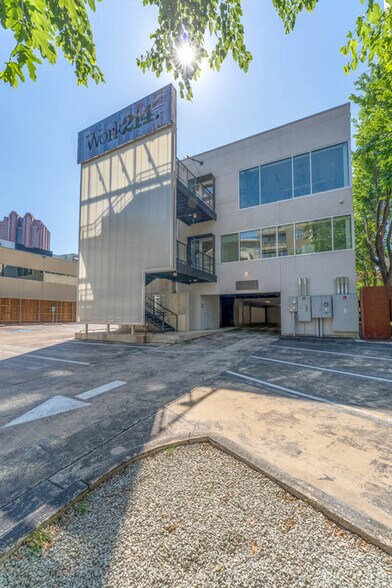 More Photos Of 3400 Oak Grove Ave, Dallas Office For Lease