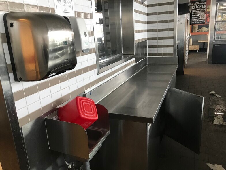 More Photos Of 7090 S Rainbow Blvd, Las Vegas General Retail For Lease