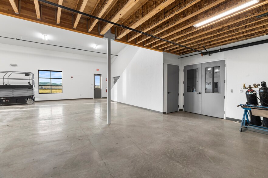 More Photos Of 3300 W Aviation Dr, Hayden Light Distribution For Lease