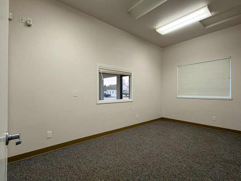 More Photos Of 805 US-101, Bandon General Retail For Sale