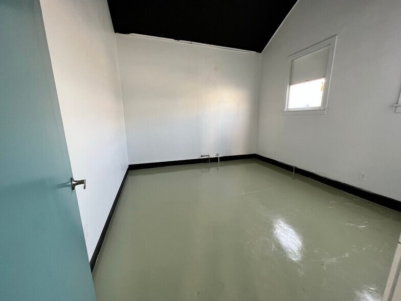 More Photos Of 8415 State St, South Gate Storefront For Sale