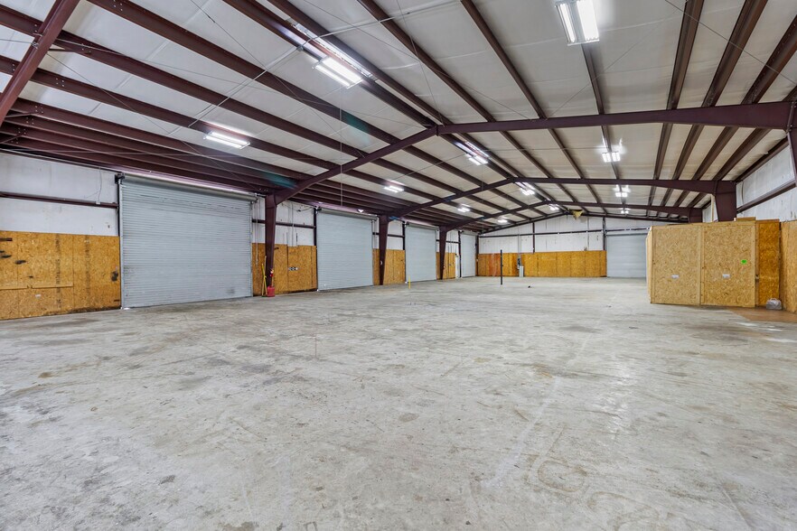 More Photos Of 1502 S Frazier St, Conroe Distribution For Lease